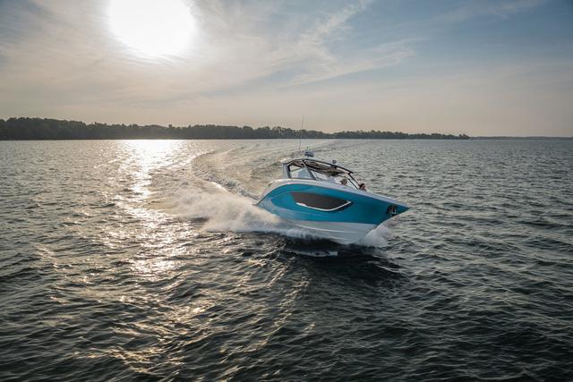 2025 Hurricane Sundeck 3200 OB - Yacht Certified - 59