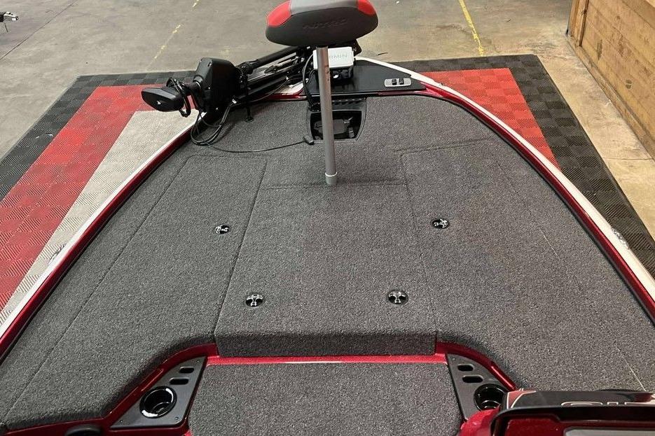 2026 Nitro Z18 Pro boat deck with gray carpet and red accents.
