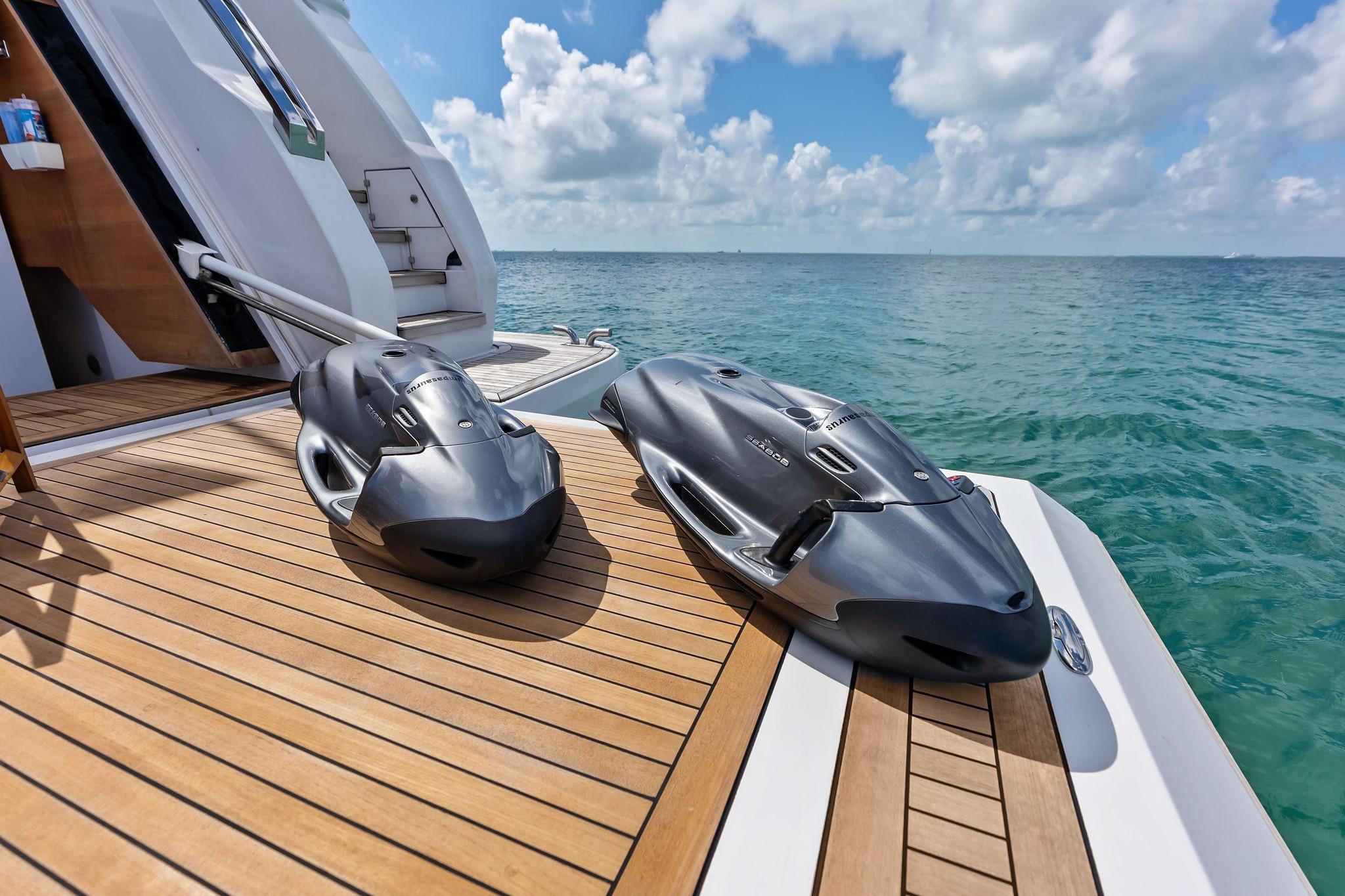 2023 Custom Line Navetta 33 - 50