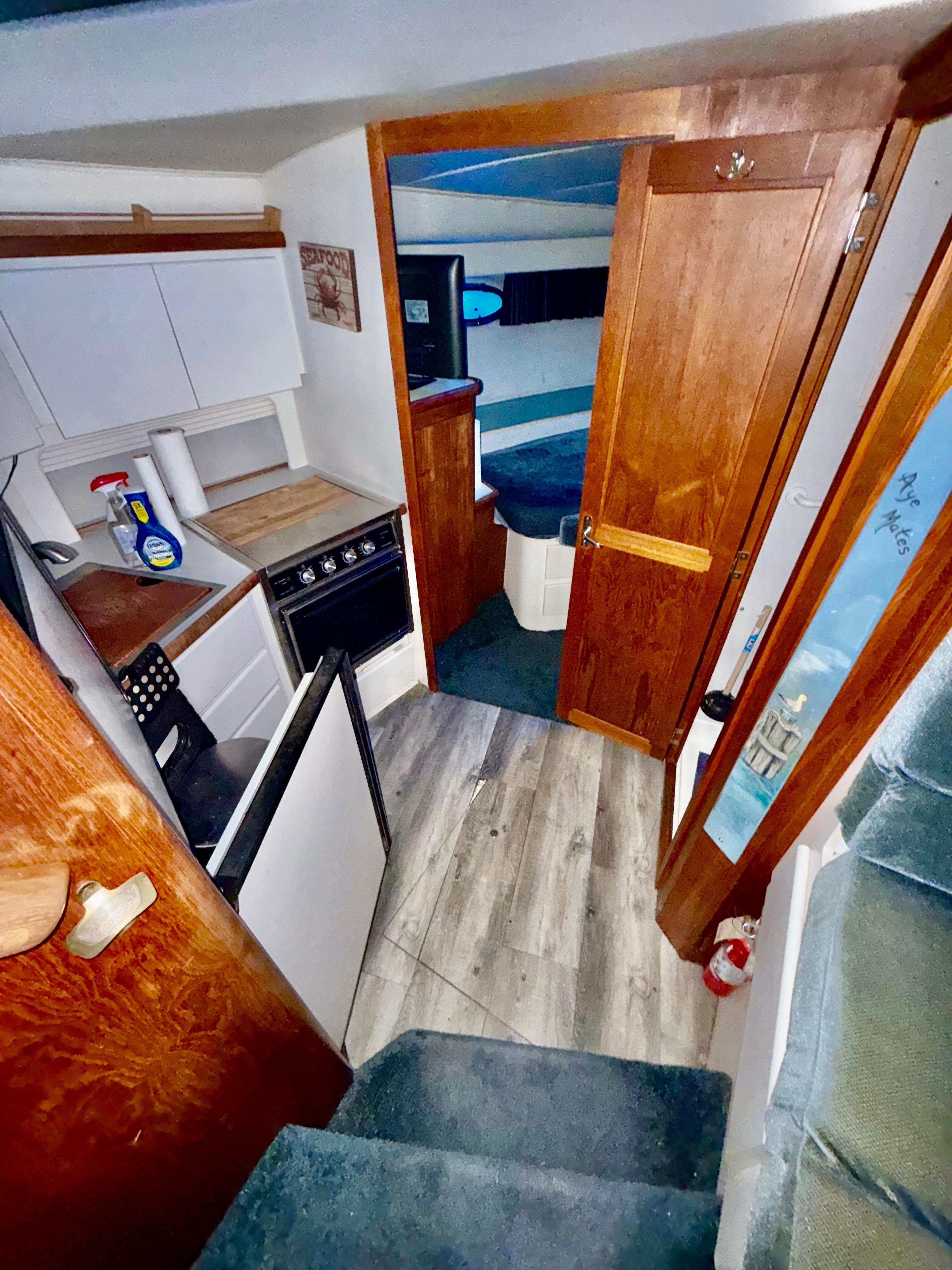 1994 Carver 390 Cockpit Motor Yacht - 7