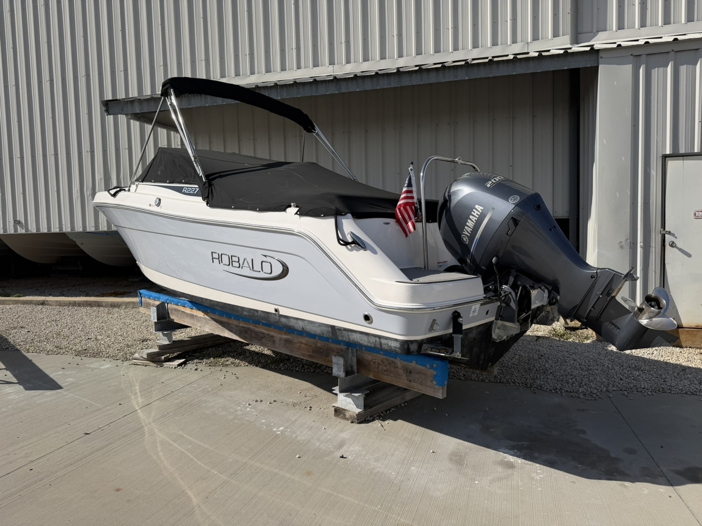 2023 Robalo R227 - Image 2