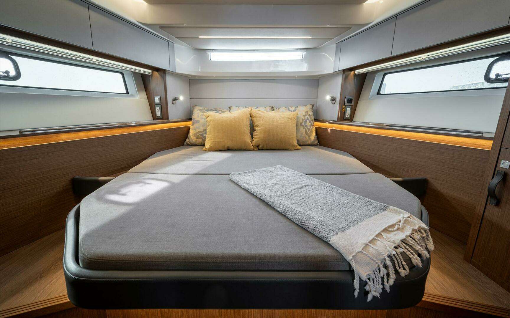 2026 Beneteau Antares 12 Coupe - Image 8