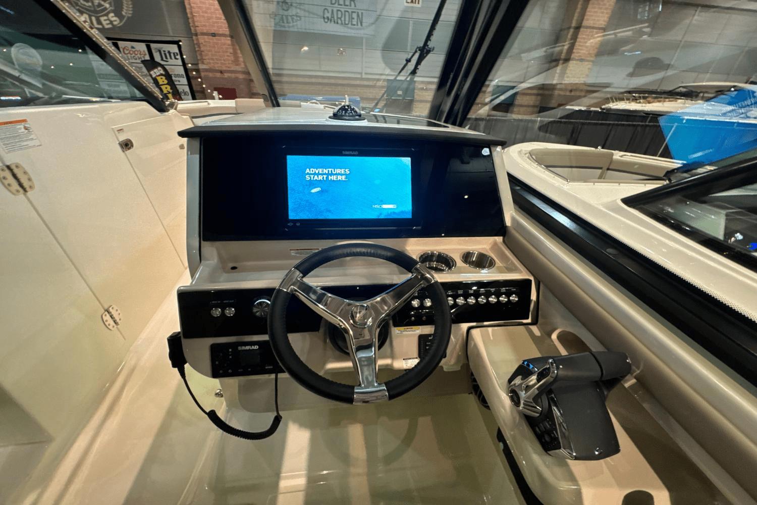 2025 Boston Whaler 330 Vantage - 23