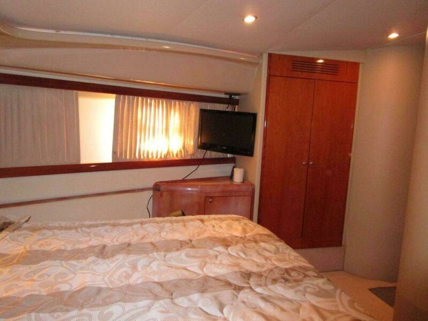 2003 Ferretti Yachts 590 Motor Yacht - Image 26