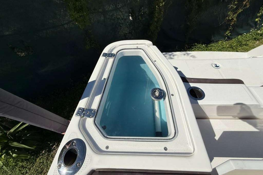 2023 Yamaha Boats 255 FSH Sport E livewell, featuring a clear lid and stainless steel fittings.