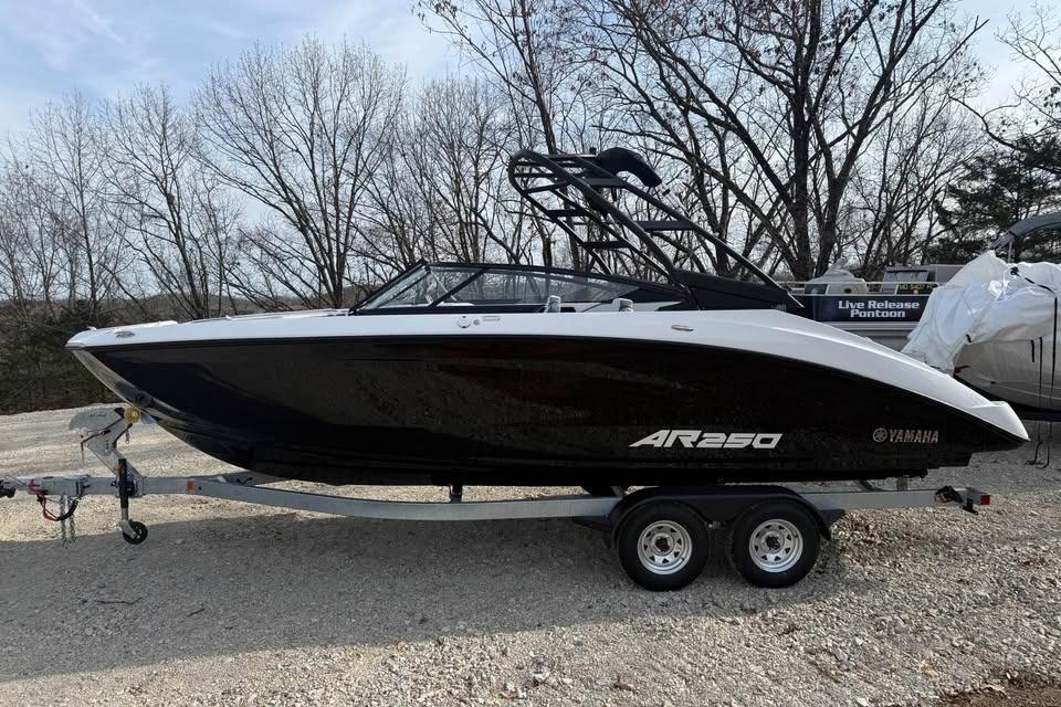 2026 Yamaha Boats AR250