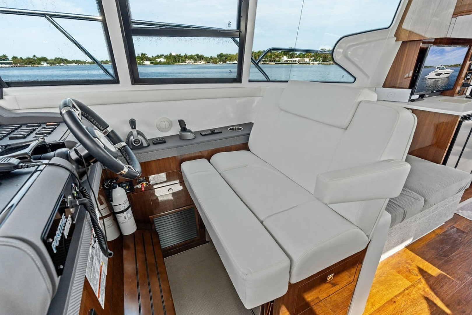 2022 Cruisers Yachts 46 CANTIUS - Image 31