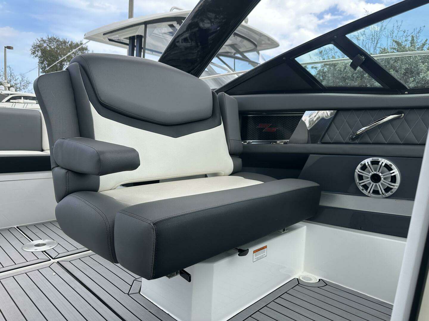 2019 Cruisers Yachts 338 Outboard - Image 42