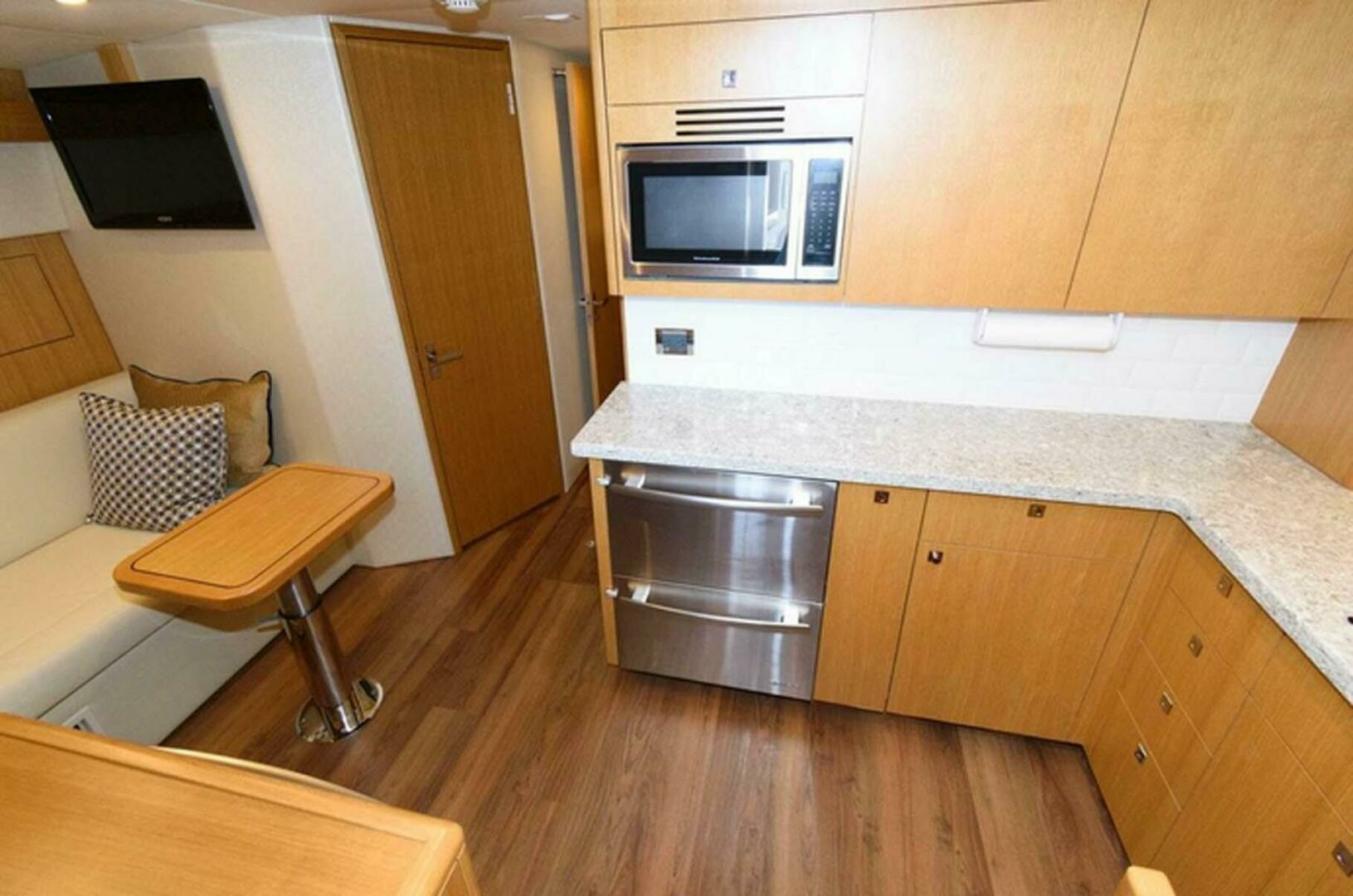 2015 Hatteras Express Sportfish - Image 5