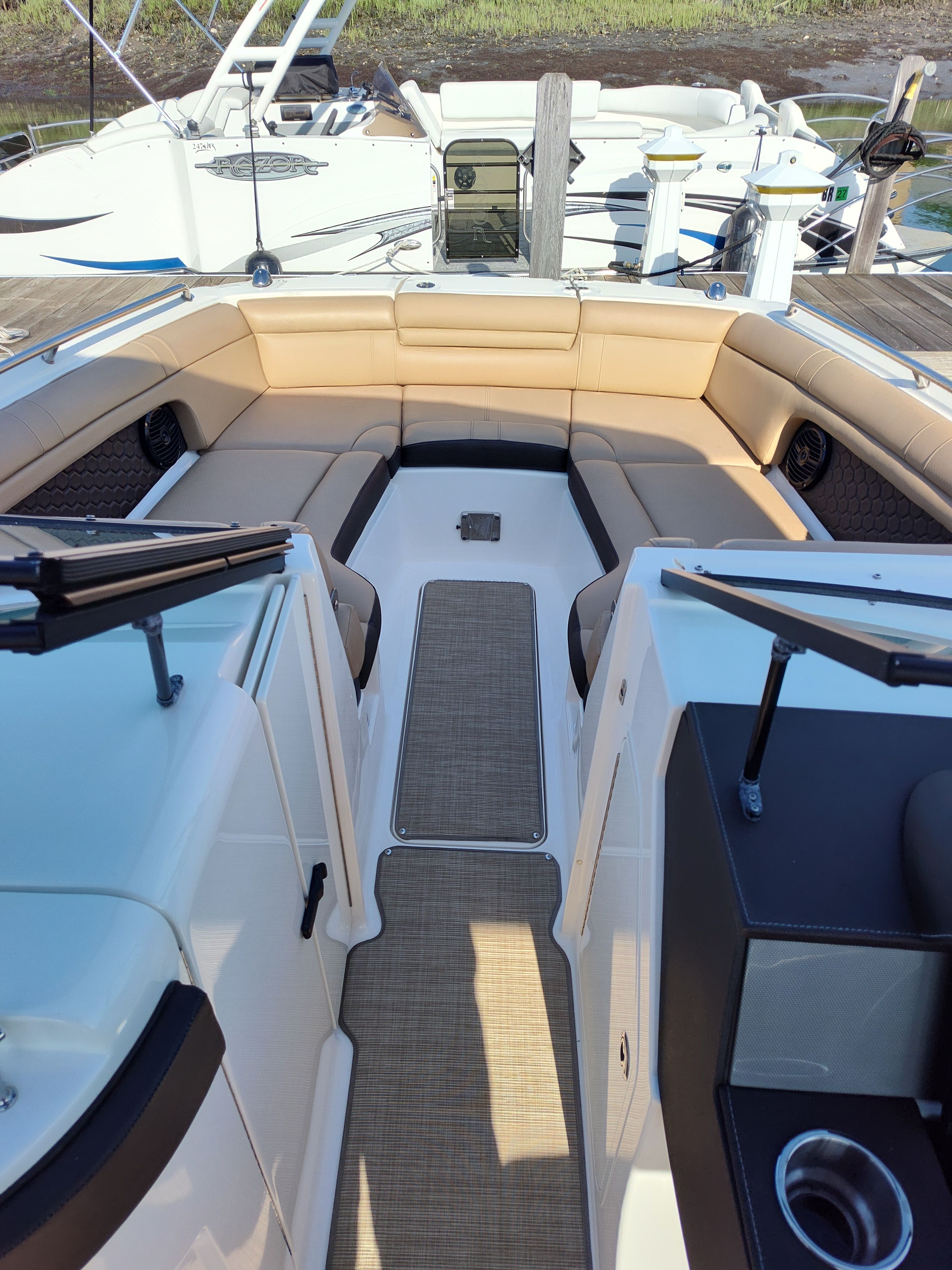 2018 Sea Ray SDX 270 Outboard - 2
