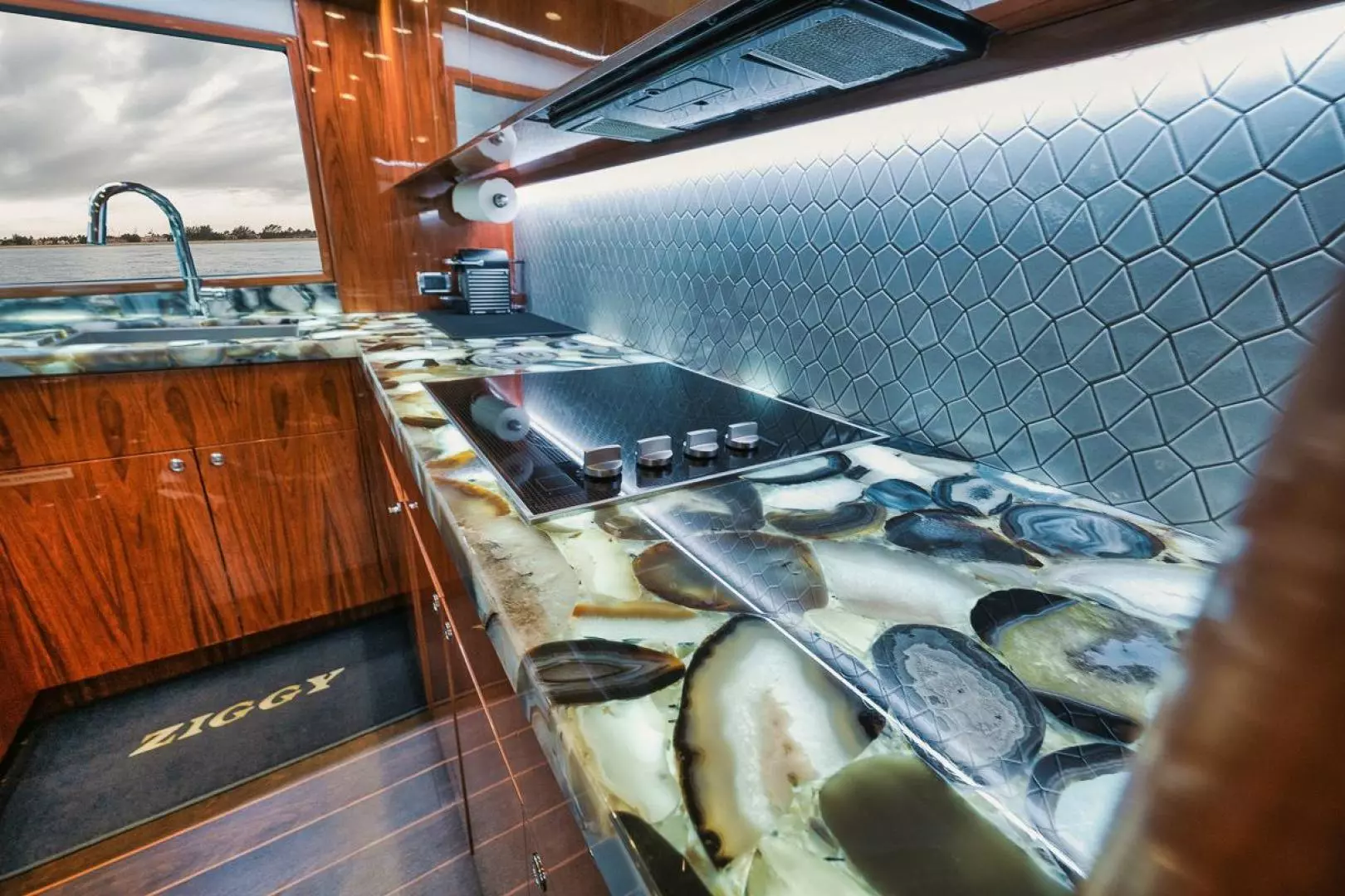2020 Hatteras Convertible GT59 - Image 6