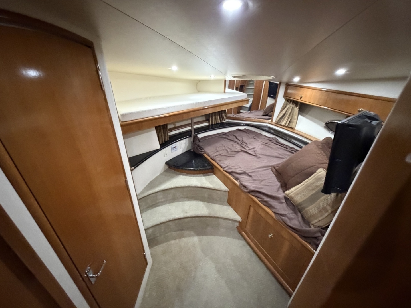 2001 Carver 444 Motor Yacht - Image 12