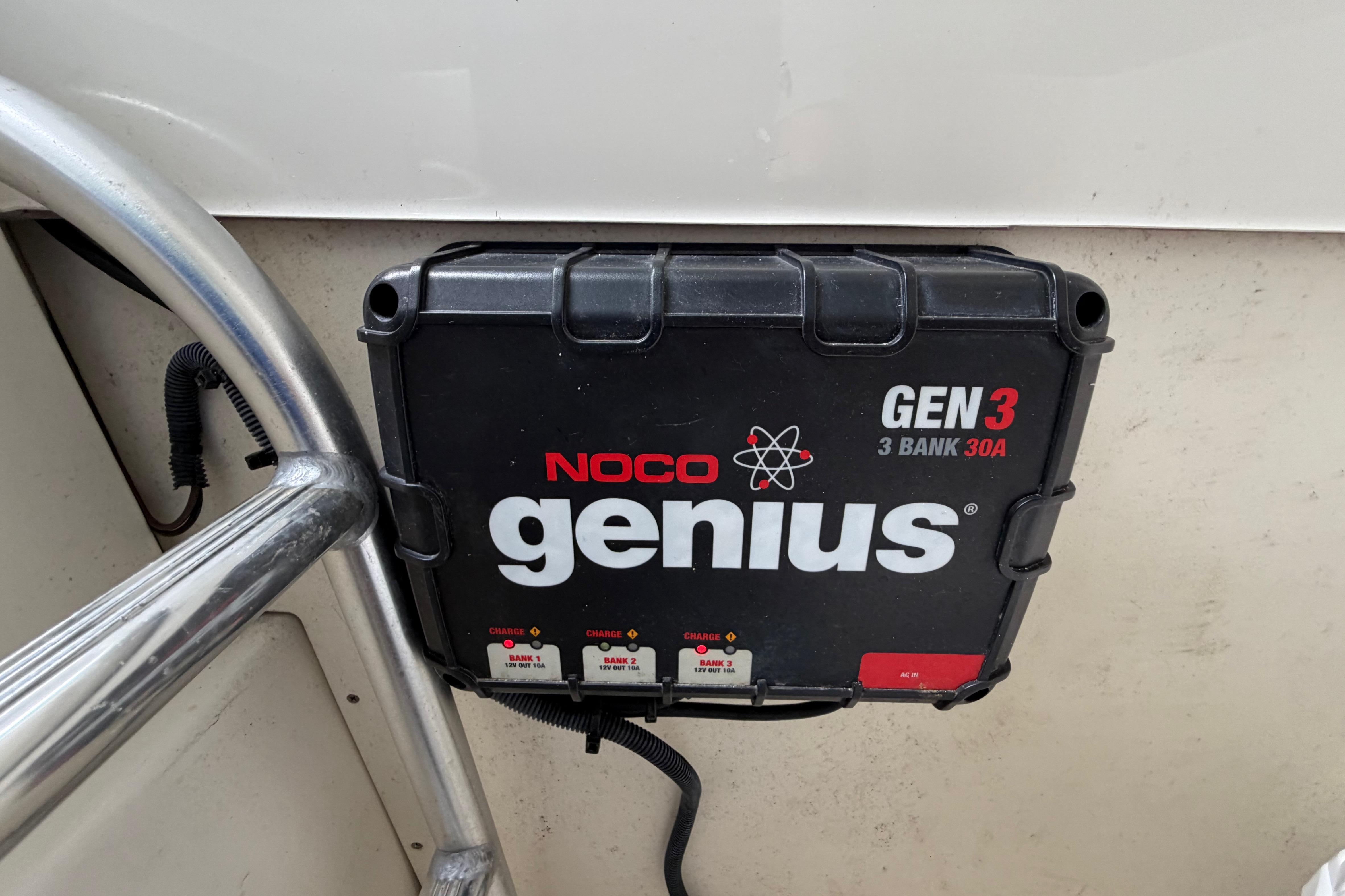 NOCO Genius GEN3 battery charger on 2017 Mako 284 Center Console boat.
