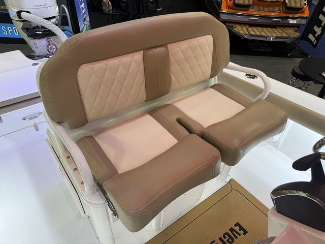 2026 Everglades 253 Center Console - 15