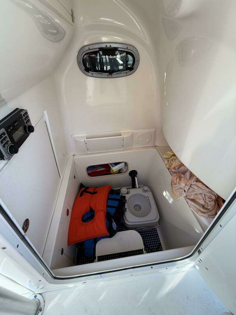 2006 Boston Whaler 240 Outrage - Image 12
