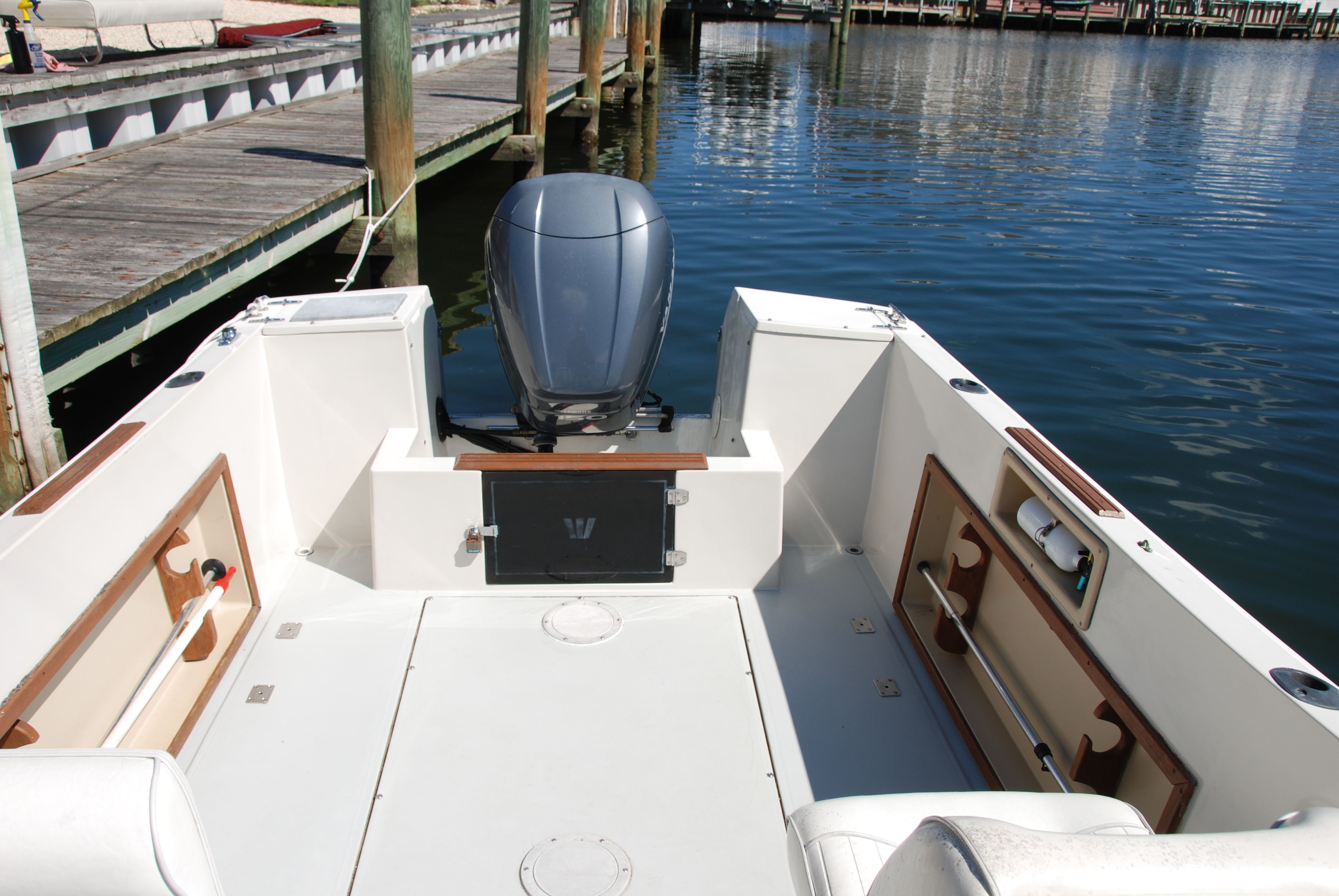 The image shows the stern of a 1987 Wellcraft V-20 Steplift at a dock.