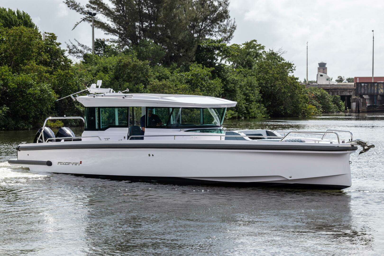 2024 Axopar 37XC CROSS CABIN - Image 2