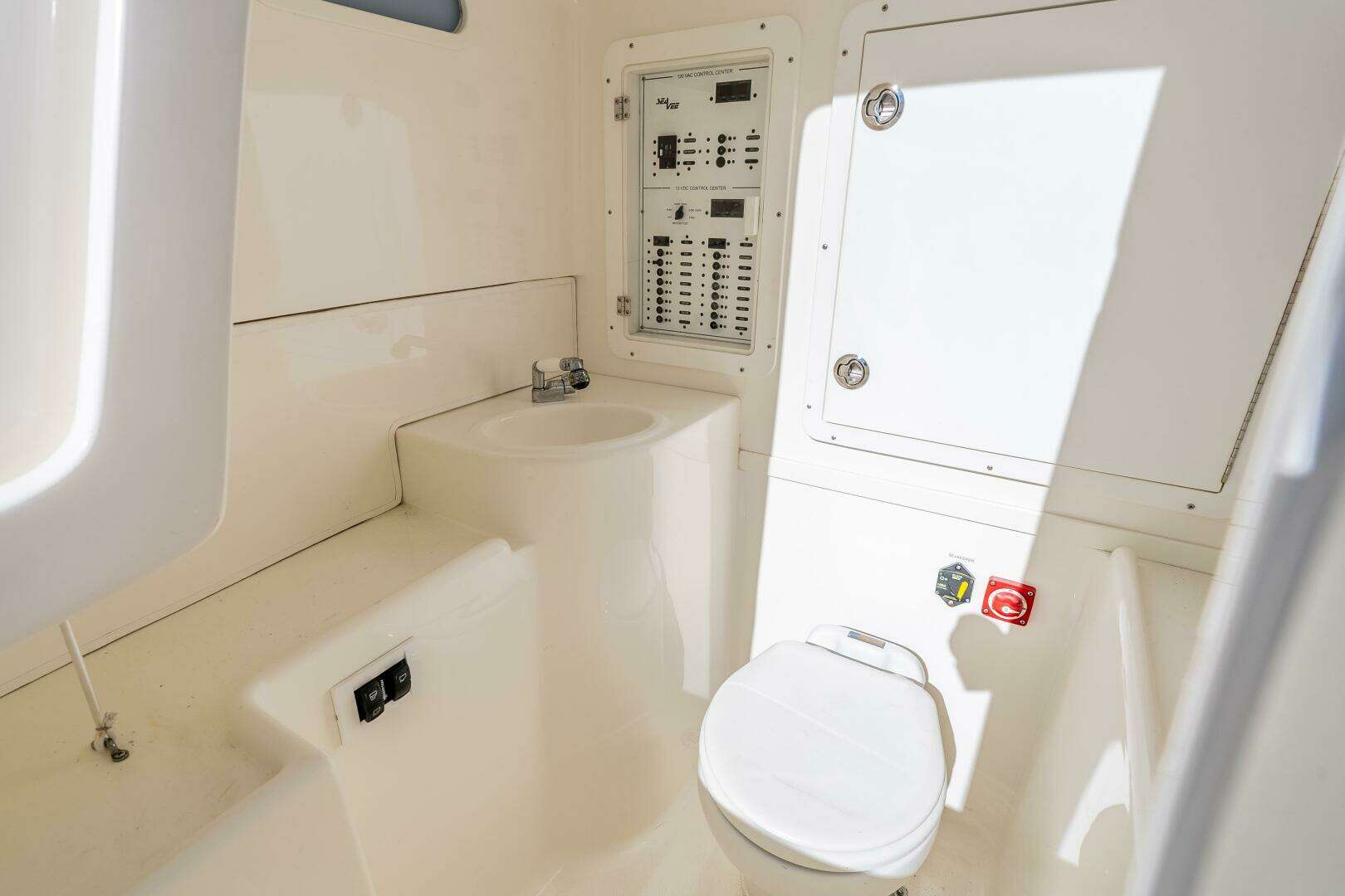 2018 SeaVee 370 Z - Image 11