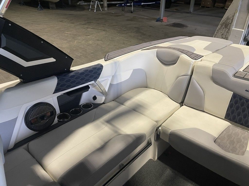 2023 MasterCraft XT22 - 9