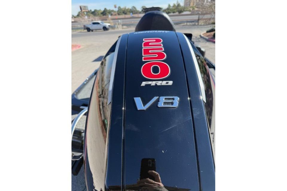 2026 Nitro Z20 XL Pro boat engine with 250 Pro V8 branding.
