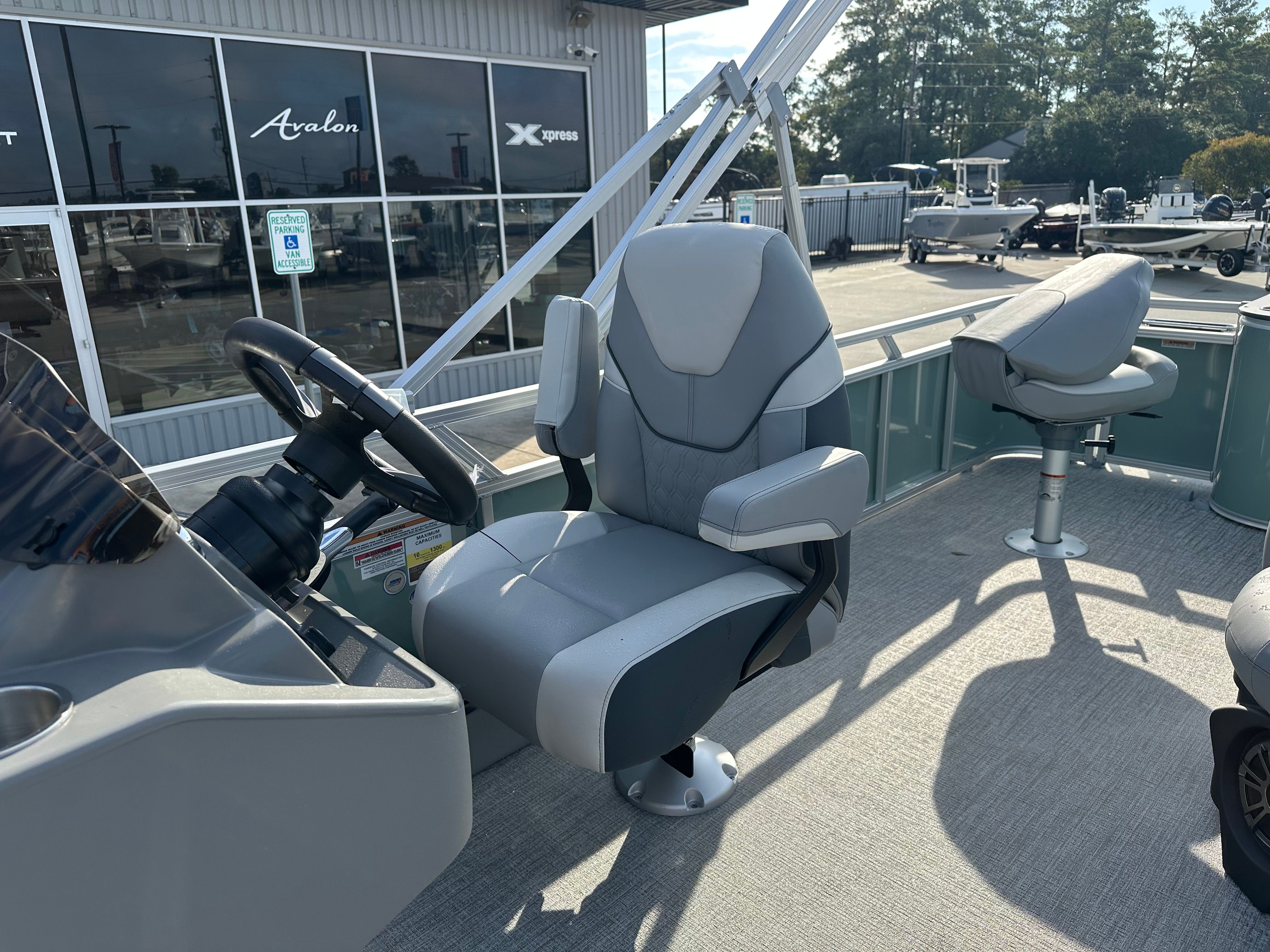 2026 Avalon Venture 85 Rear Fish - 21' - 26
