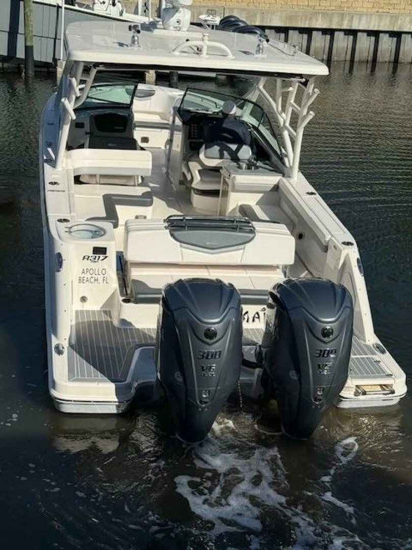 2021 Robalo R317 - Image 22