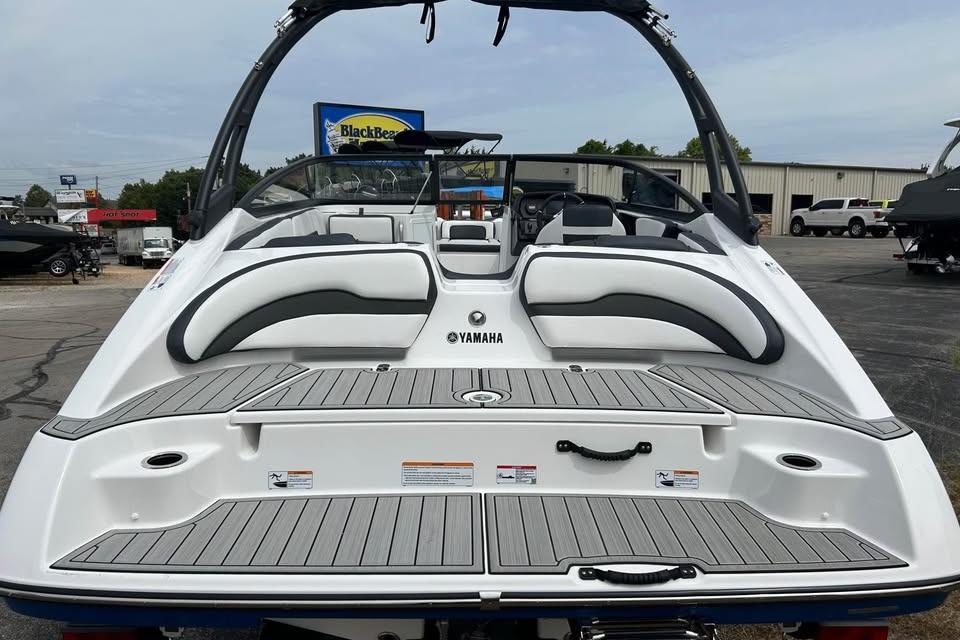 2026 Yamaha Boats AR195, sleek design, rear view, spacious seating, modern features.