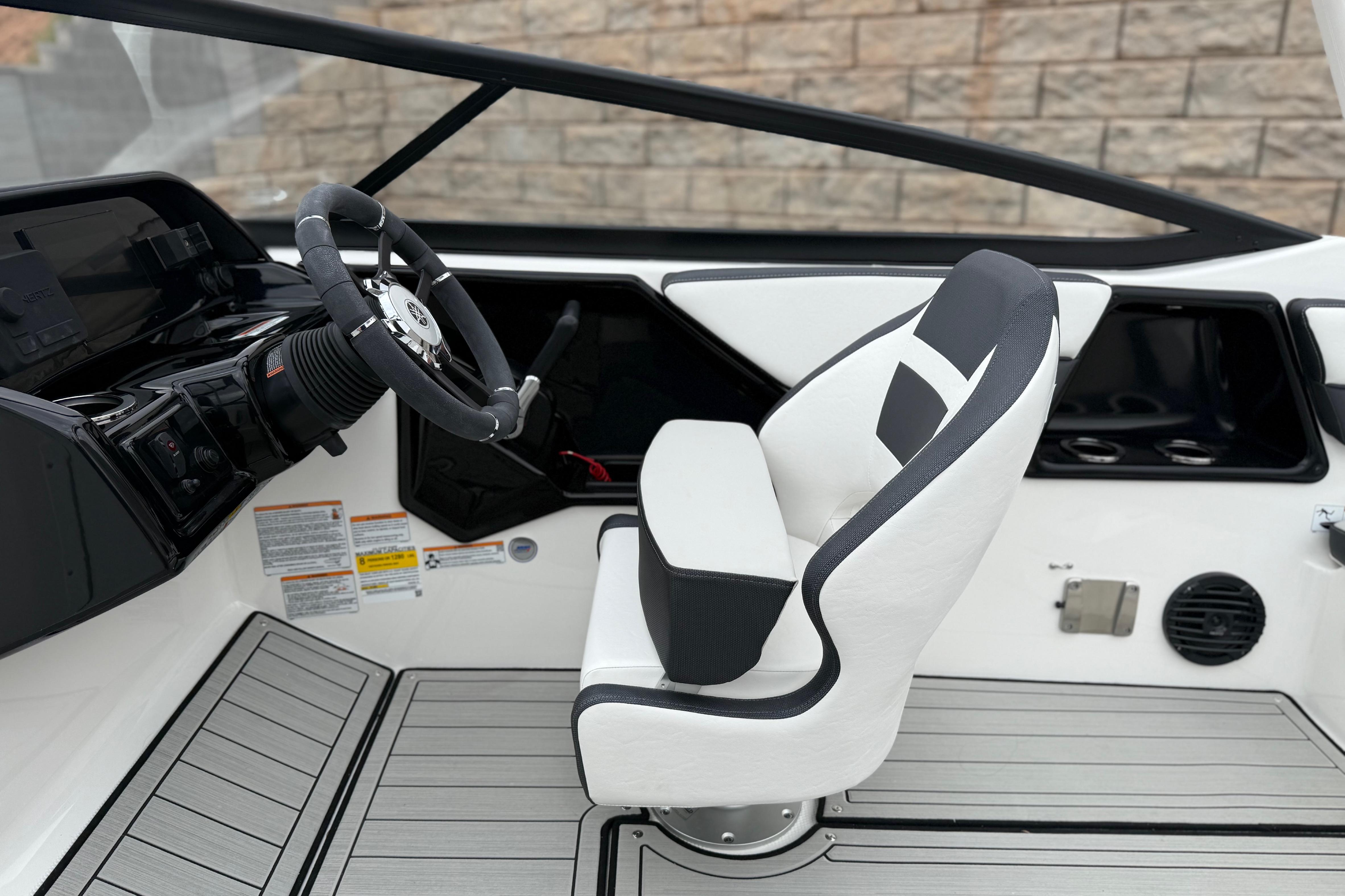 2025 Yamaha Boats 195S cockpit with sleek steering wheel and modern seating design.