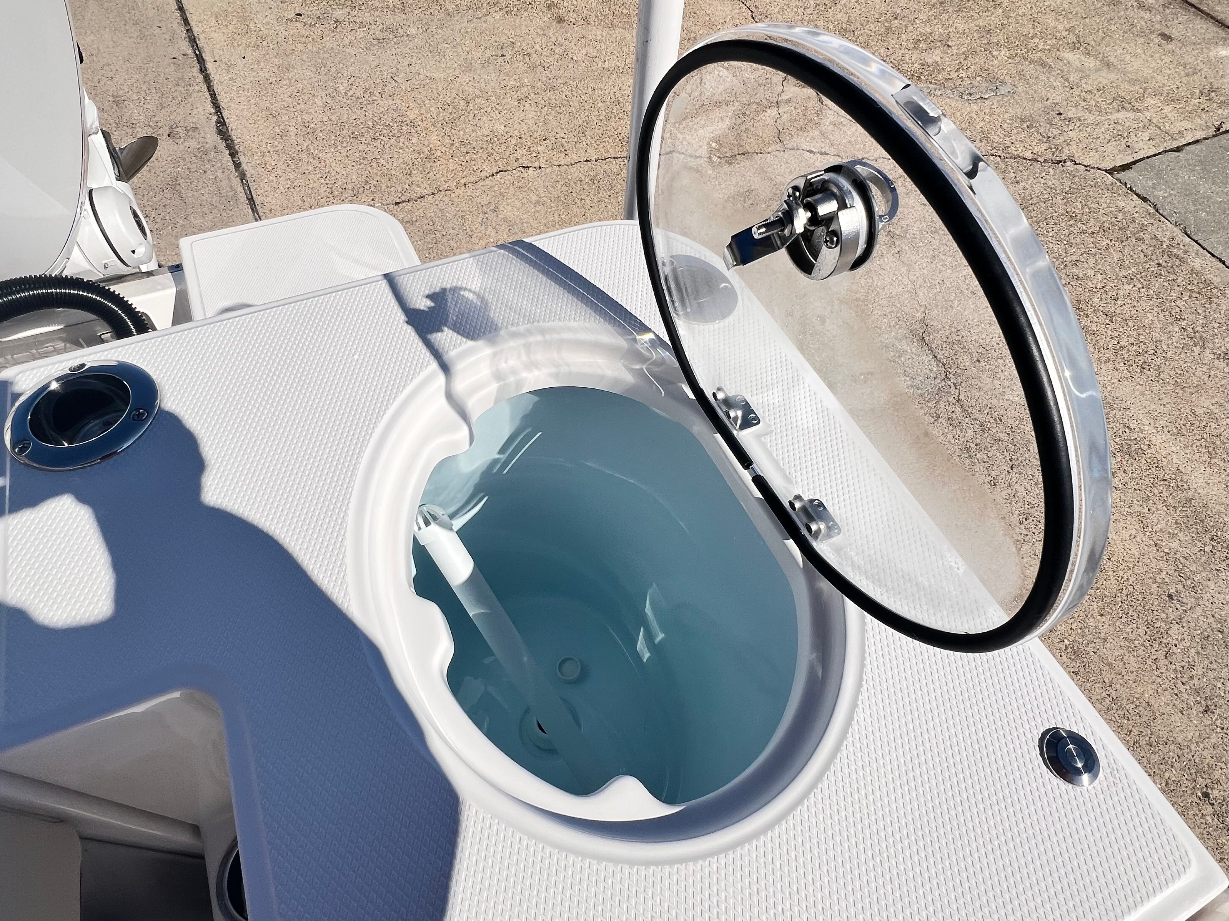 2026 Robalo R270 Center Console - 7