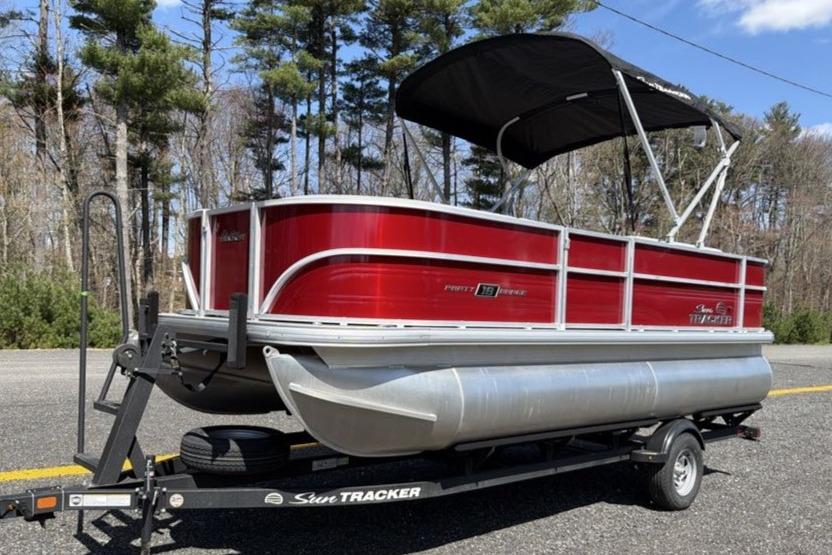 2026 Sun Tracker Party Barge 18 DLX