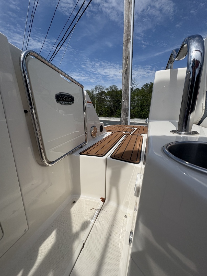2013 Monterey M5 Sport Boat - Image 7