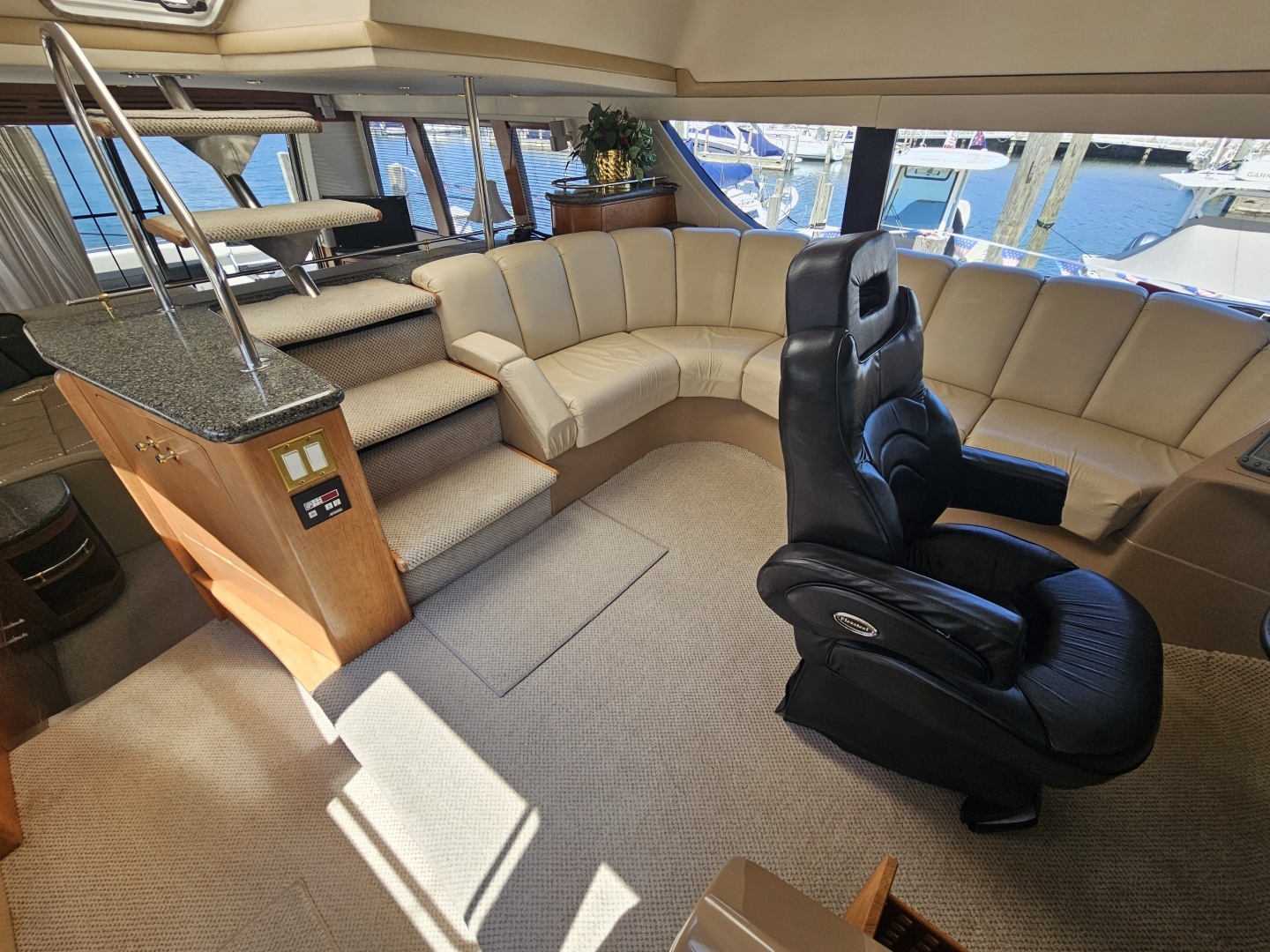 1999 Carver 530 Voyager - Image 12