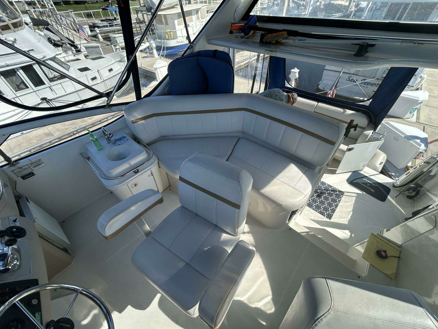 2005 Carver 366 MY - Image 22