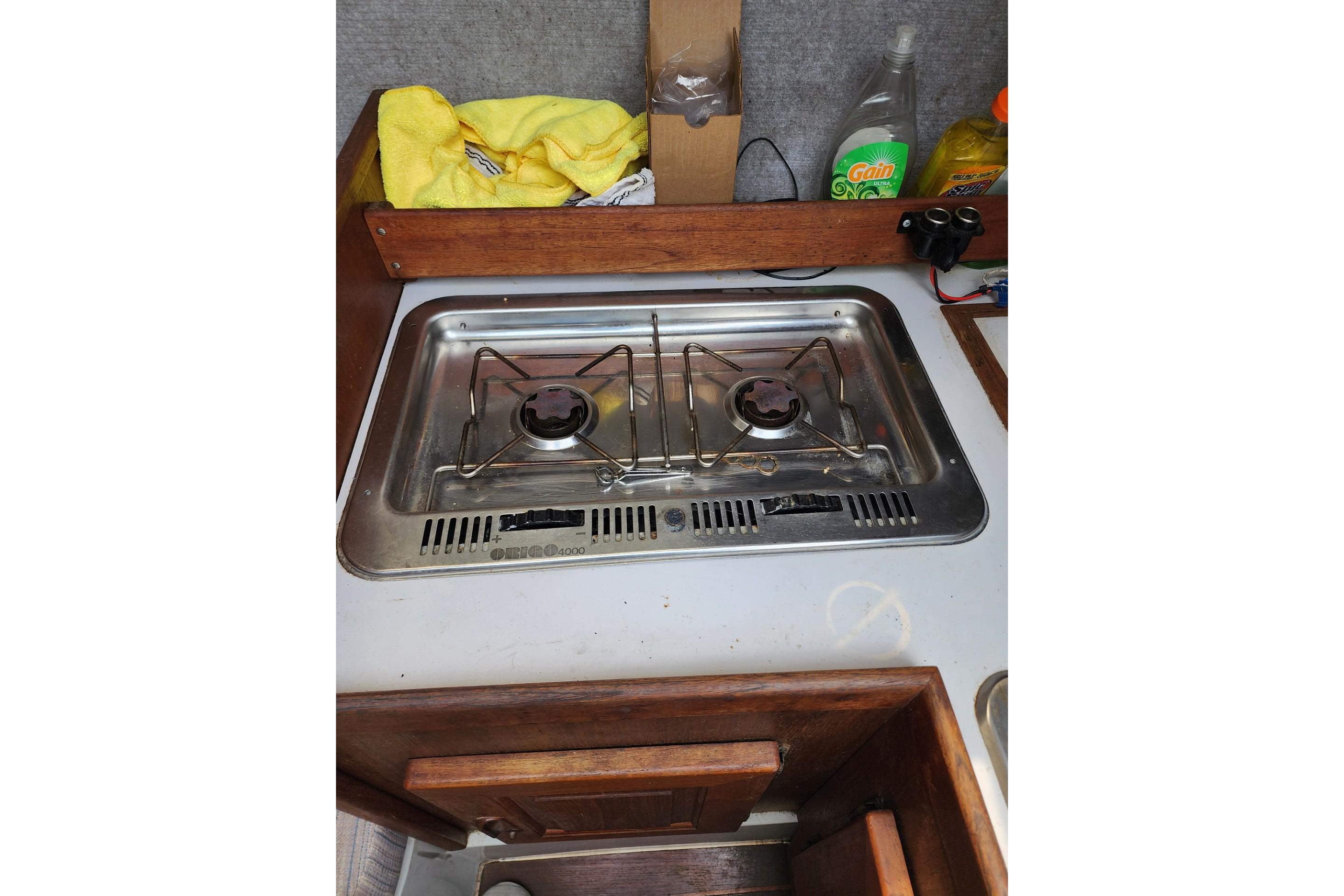 1988 O'Day 272 LE boat interior with a compact two-burner stove.