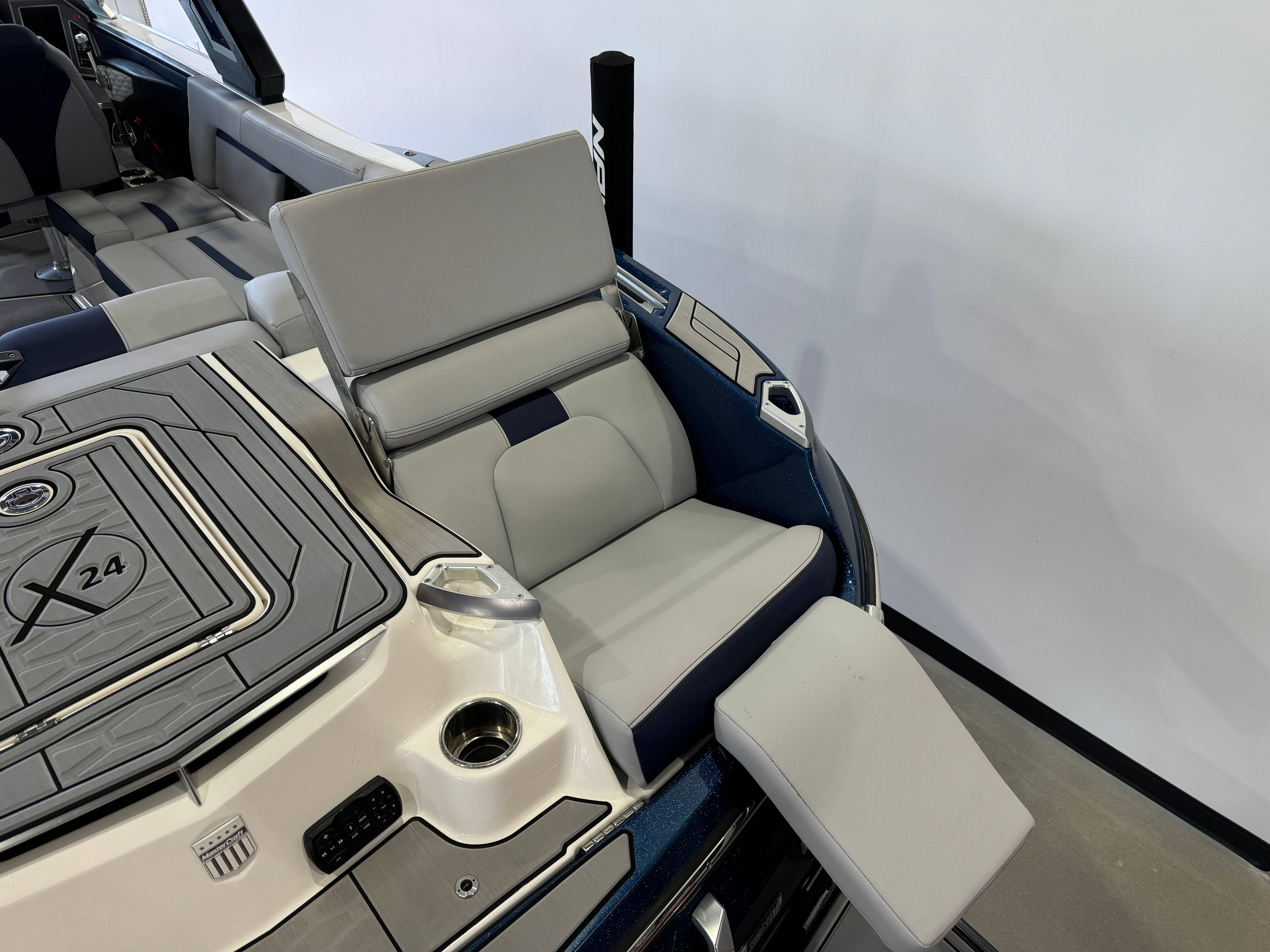 2022 MasterCraft X24 - 13