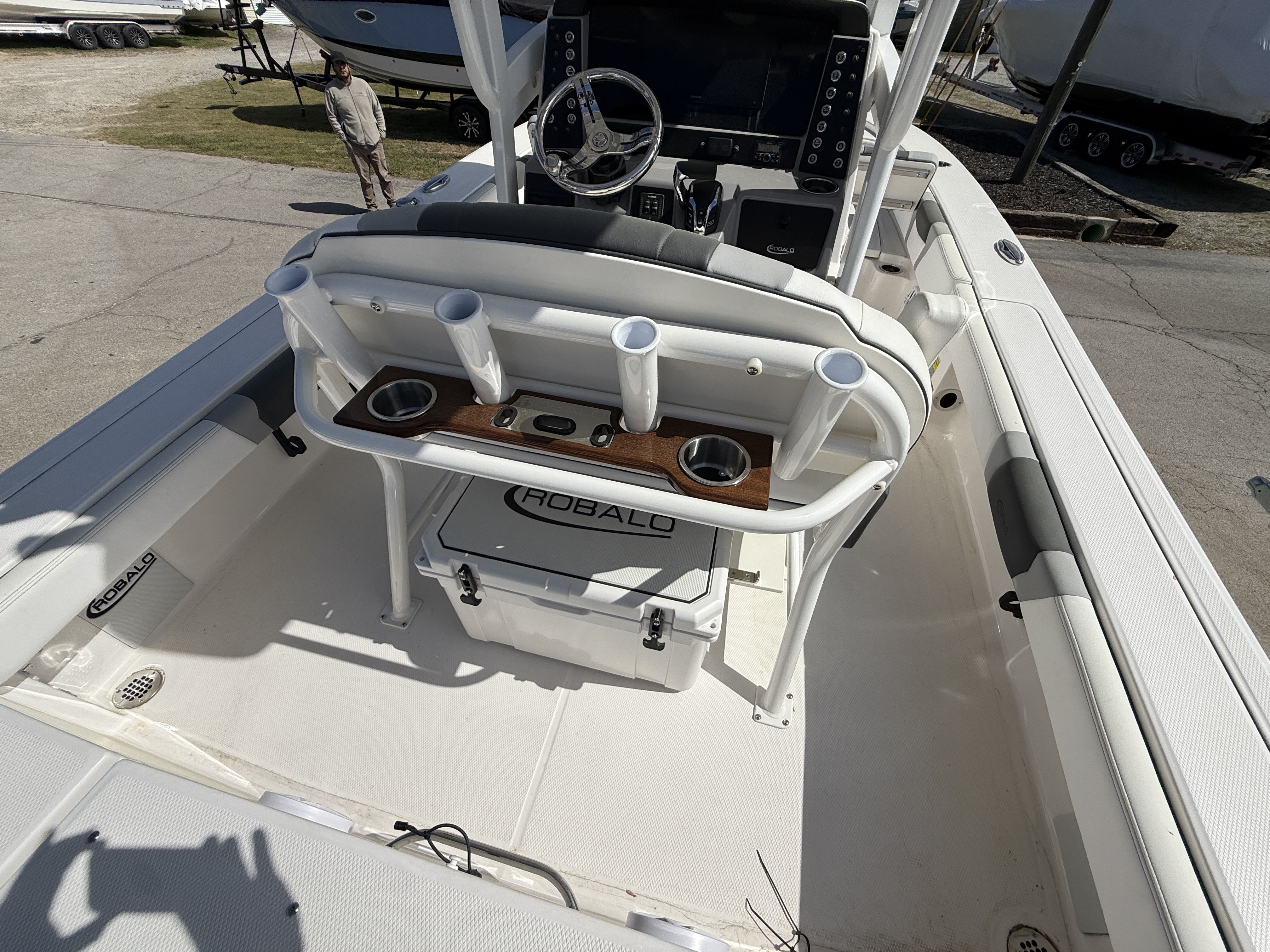 2026 Robalo 246 Cayman - 9