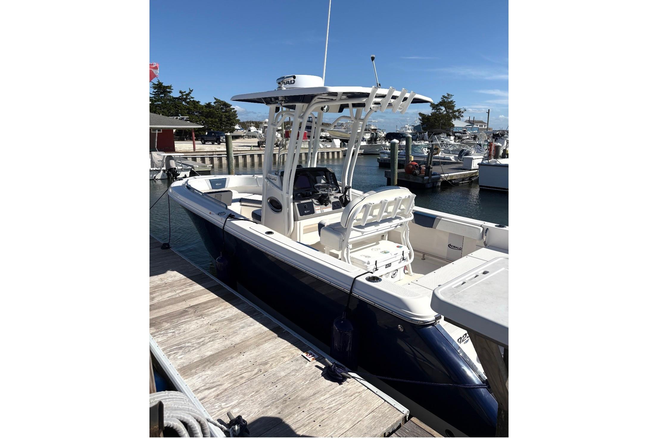 2021 Robalo R230 Center Console