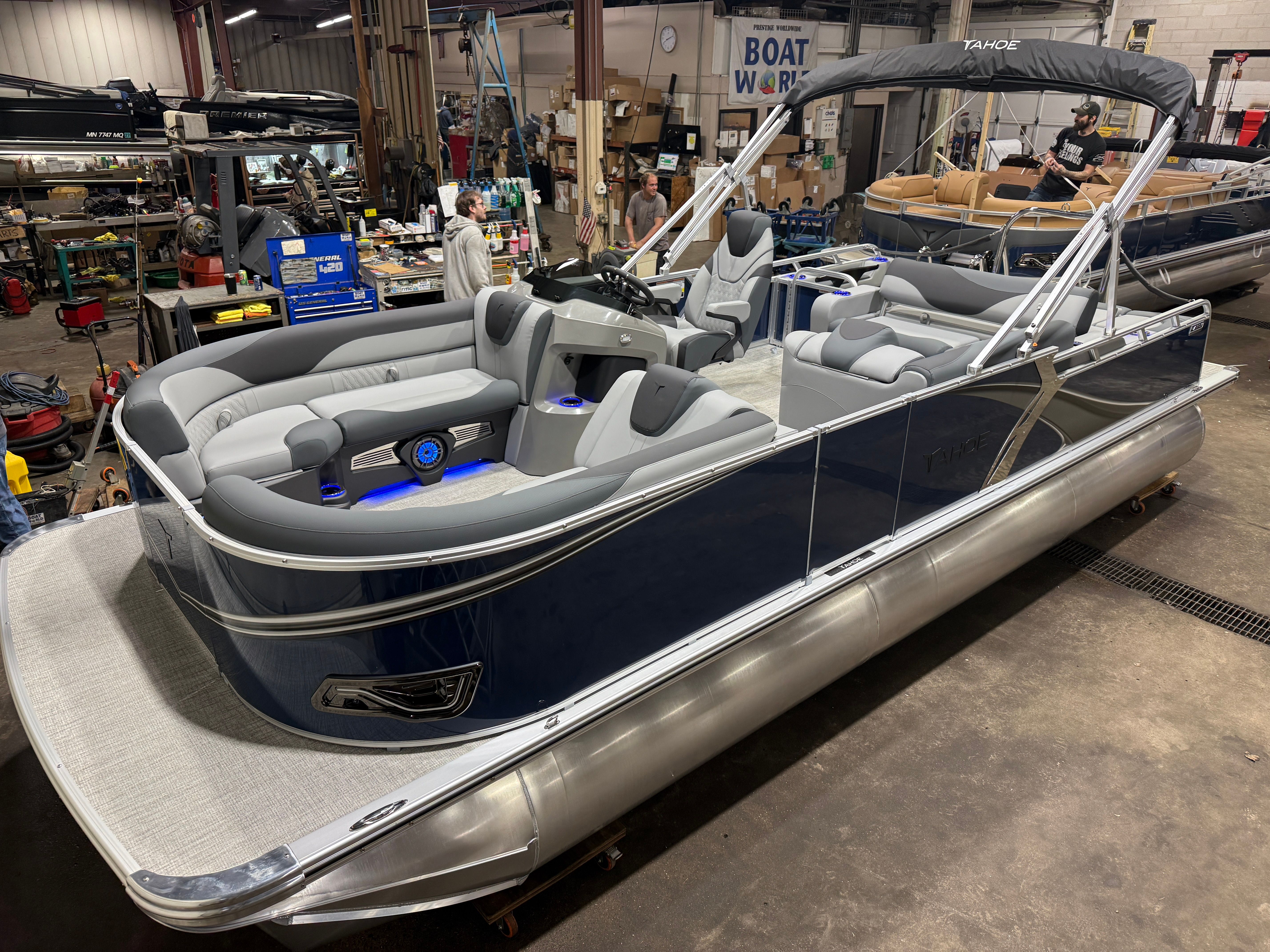 2026 Tahoe LTZ 2385 Swingback (VRB) Tritoon & Honda 4-Stroke EFI
