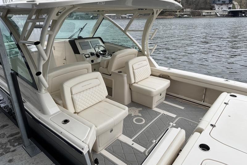 2025 Grady-White Freedom 325 boat interior with luxurious seating and modern dashboard.