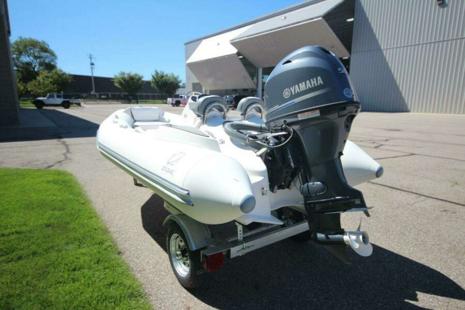 2025 Zodiac Yachtline 400 DL NEO - Image 3