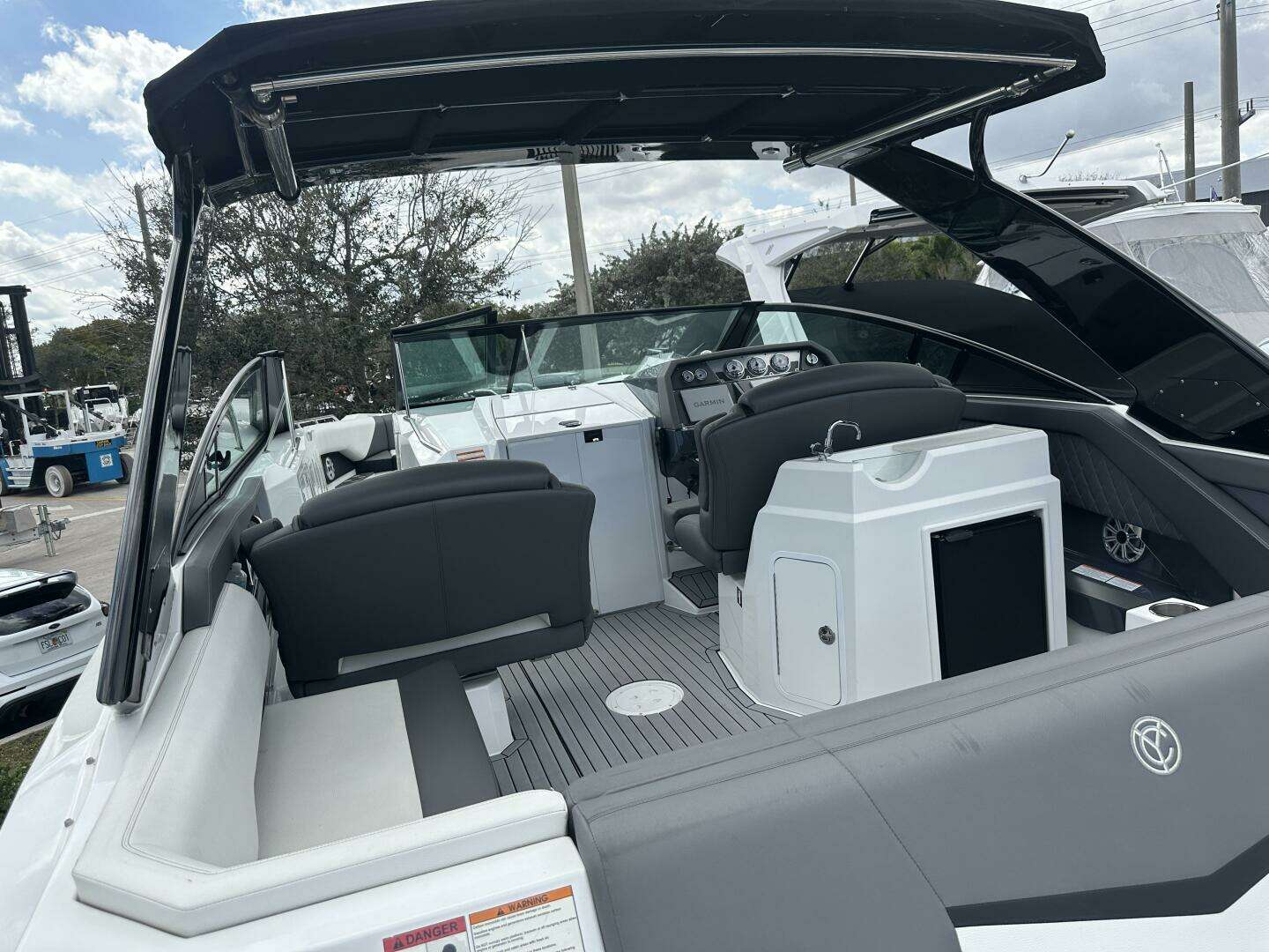 2019 Cruisers Yachts 338 Outboard - Image 6