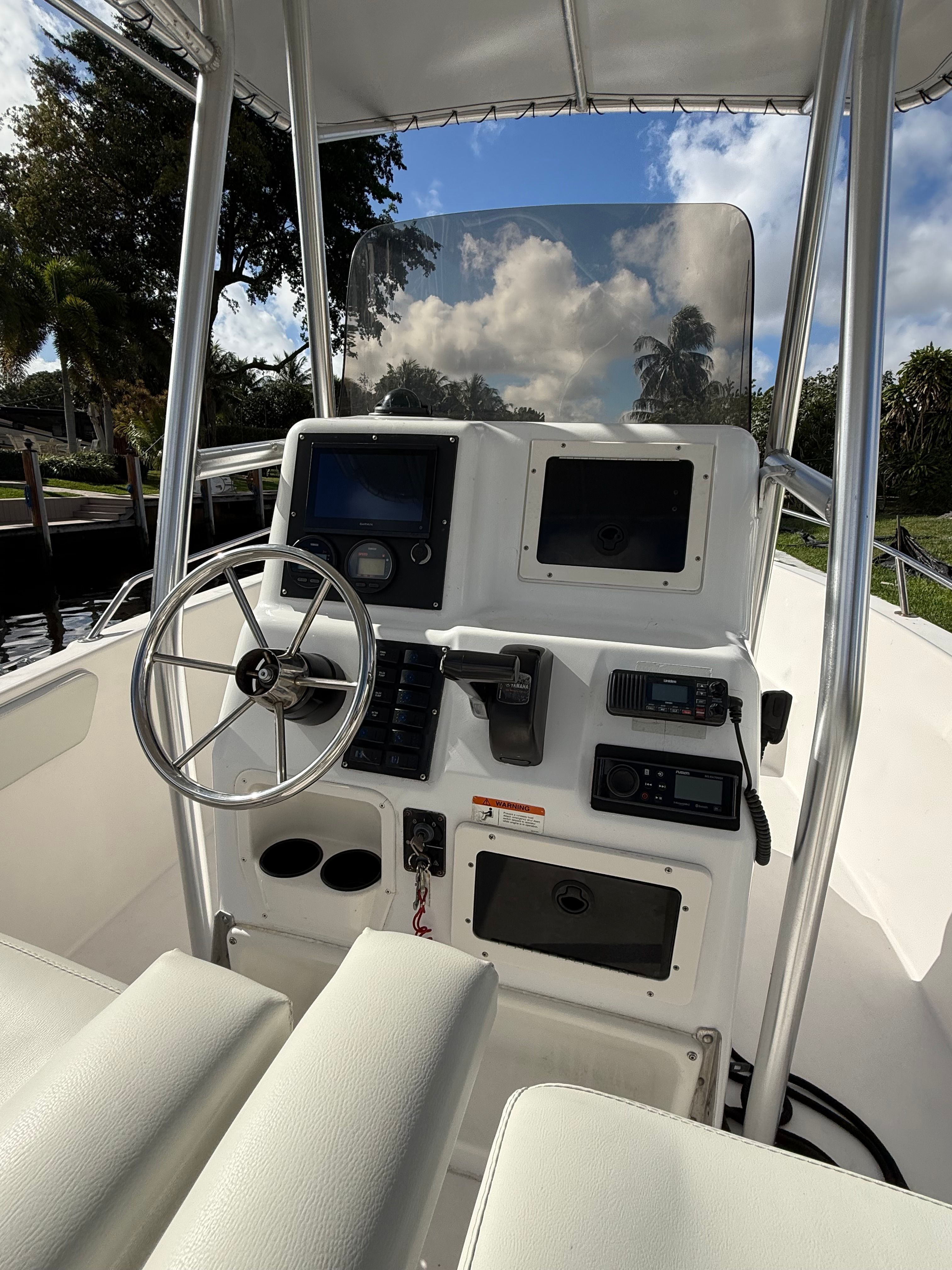 2006 Seaswirl Striper Center Console boat helm with clear view.