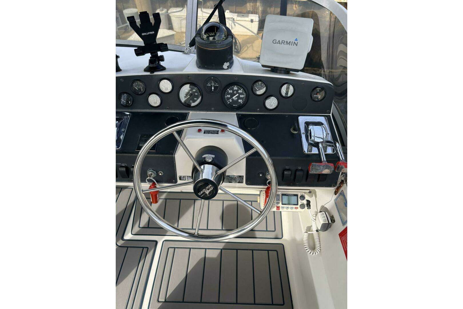 1996 Carver 320 Voyager - Image 25