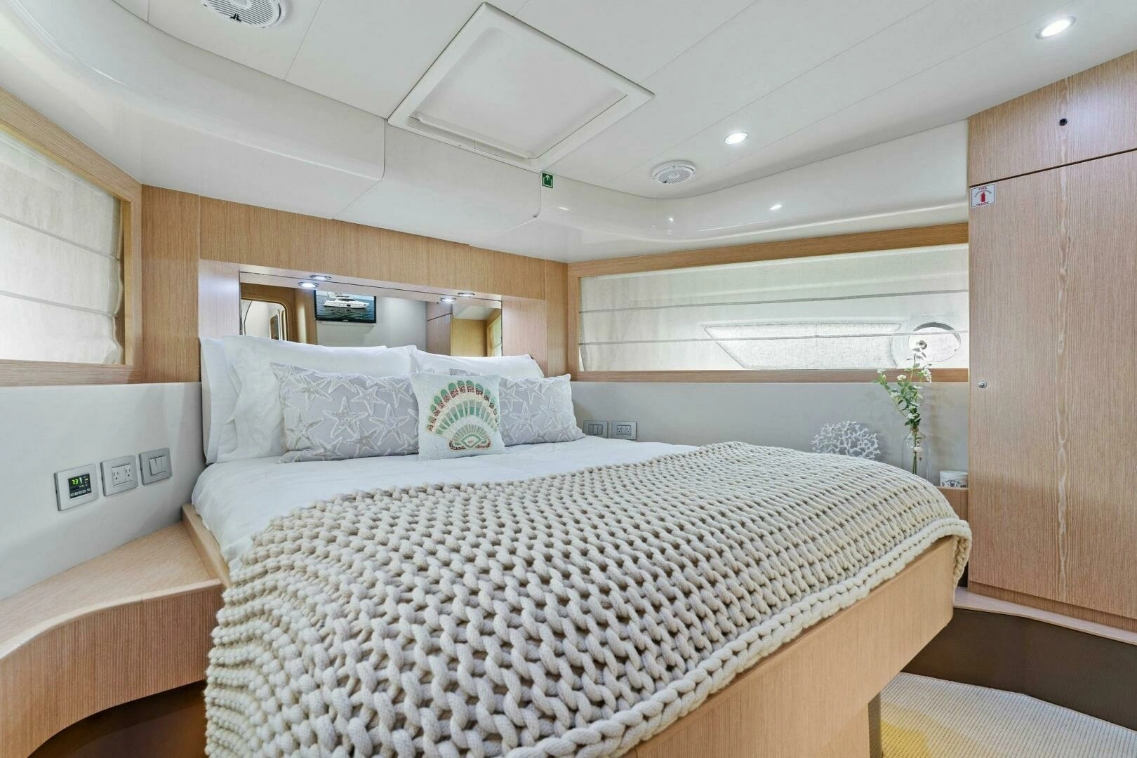 2013 Ferretti Yachts 620 - Image 32