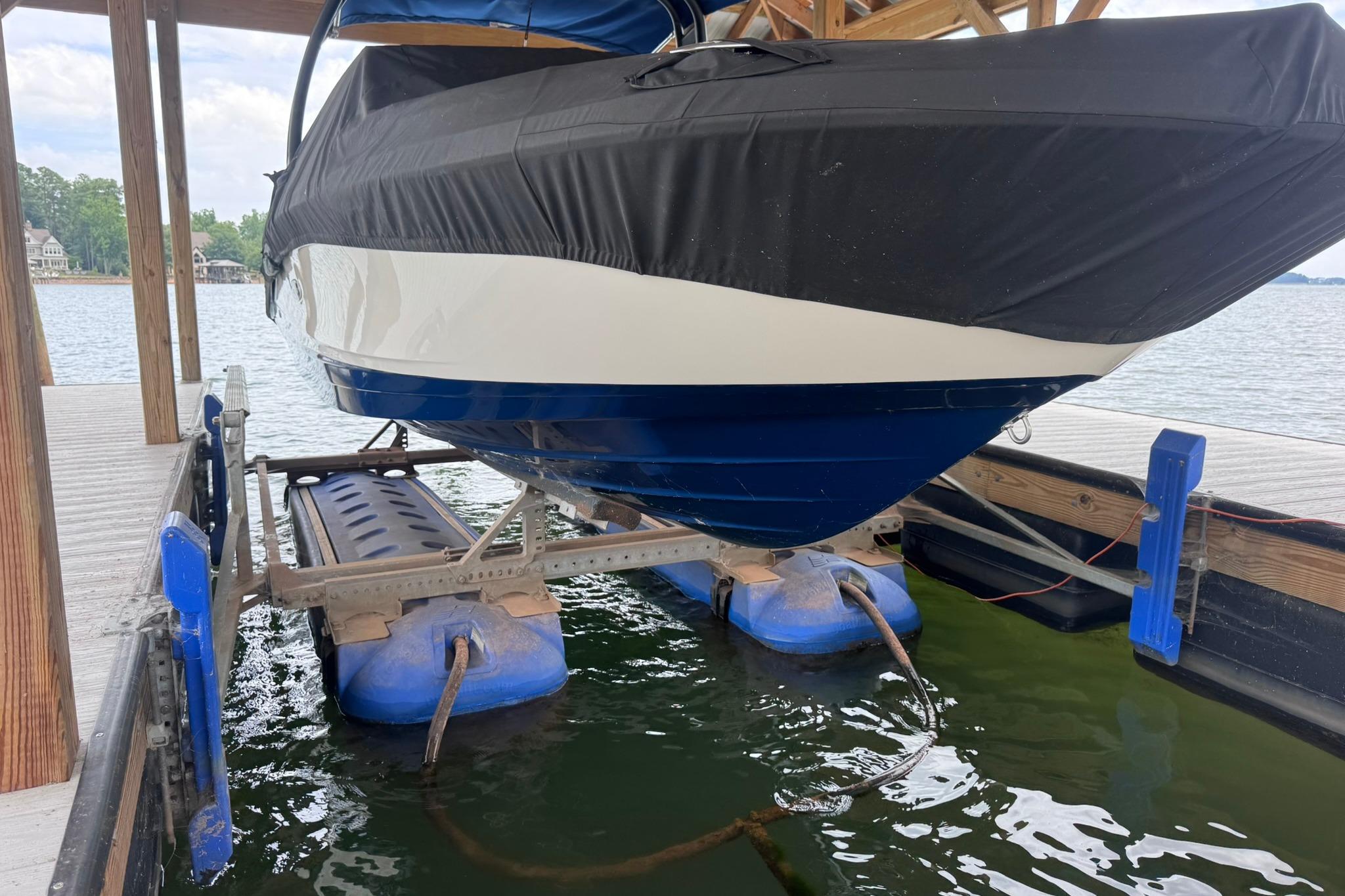 2021 Sea Ray SPX 230