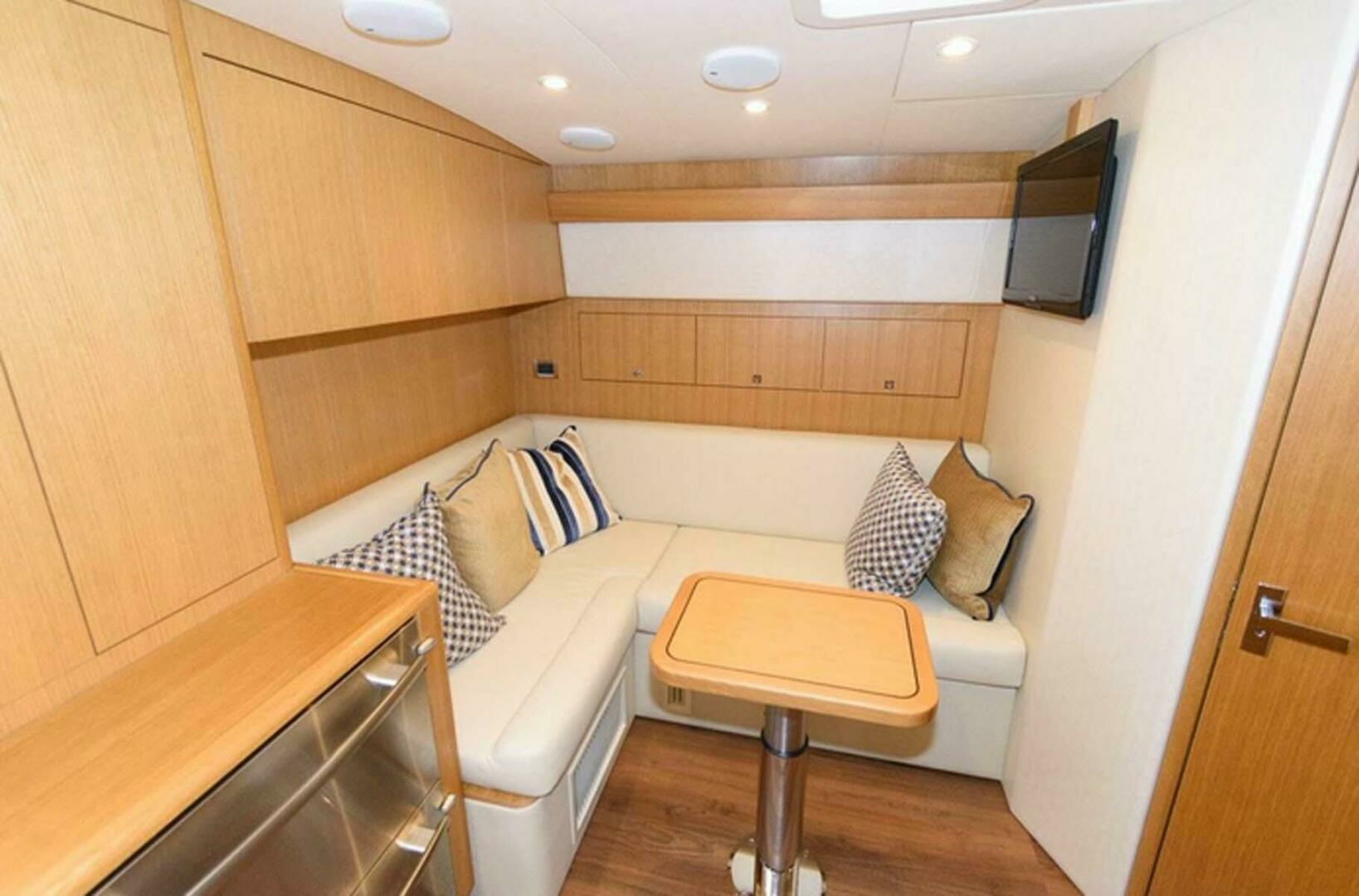 2015 Hatteras Express Sportfish - Image 8