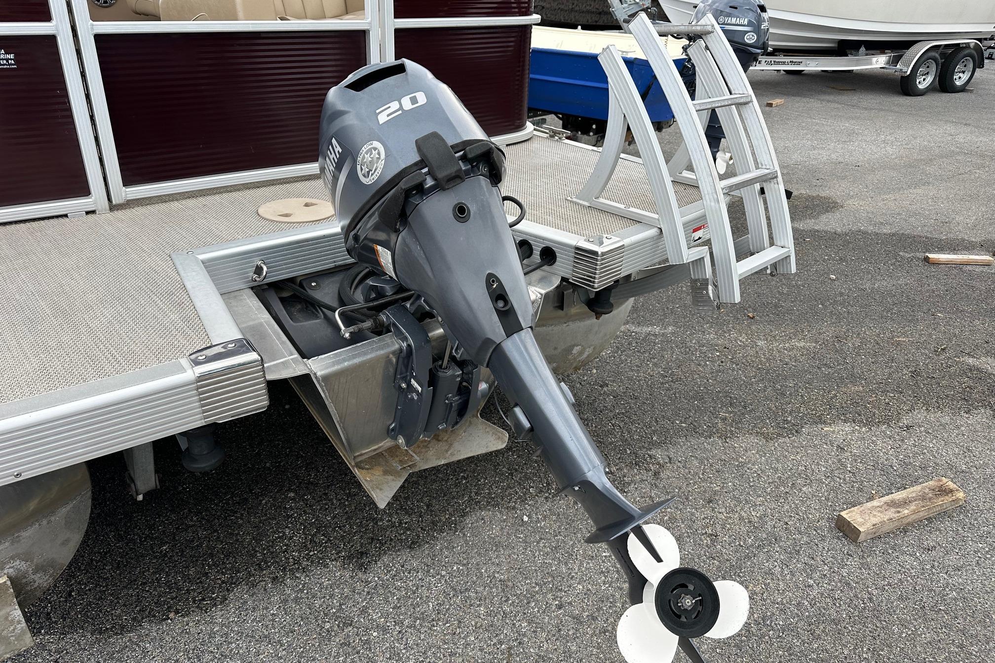 2016 Bennington 24 SCWX pontoon boat with Yamaha 20 outboard motor.