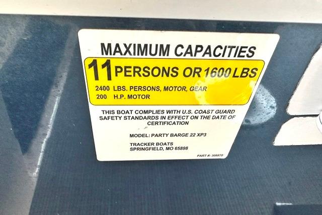 Sticker showing maximum capacity for Sun Tracker Party Barge 22 XP3, 11 persons or 1600 lbs.