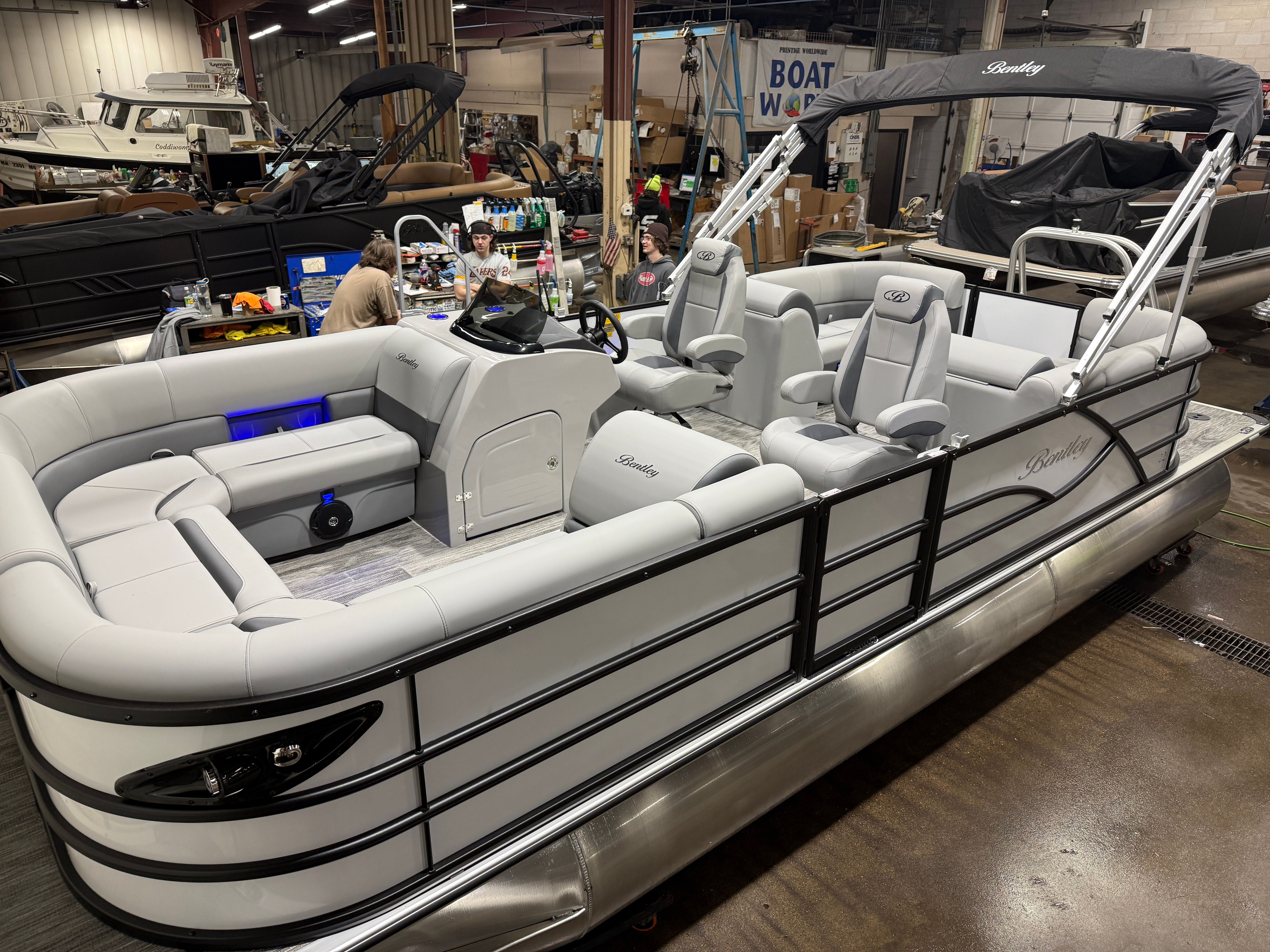2026 Bentley Pontoons Legacy 200HP Navigator 223 Quad Lounge Tritoon