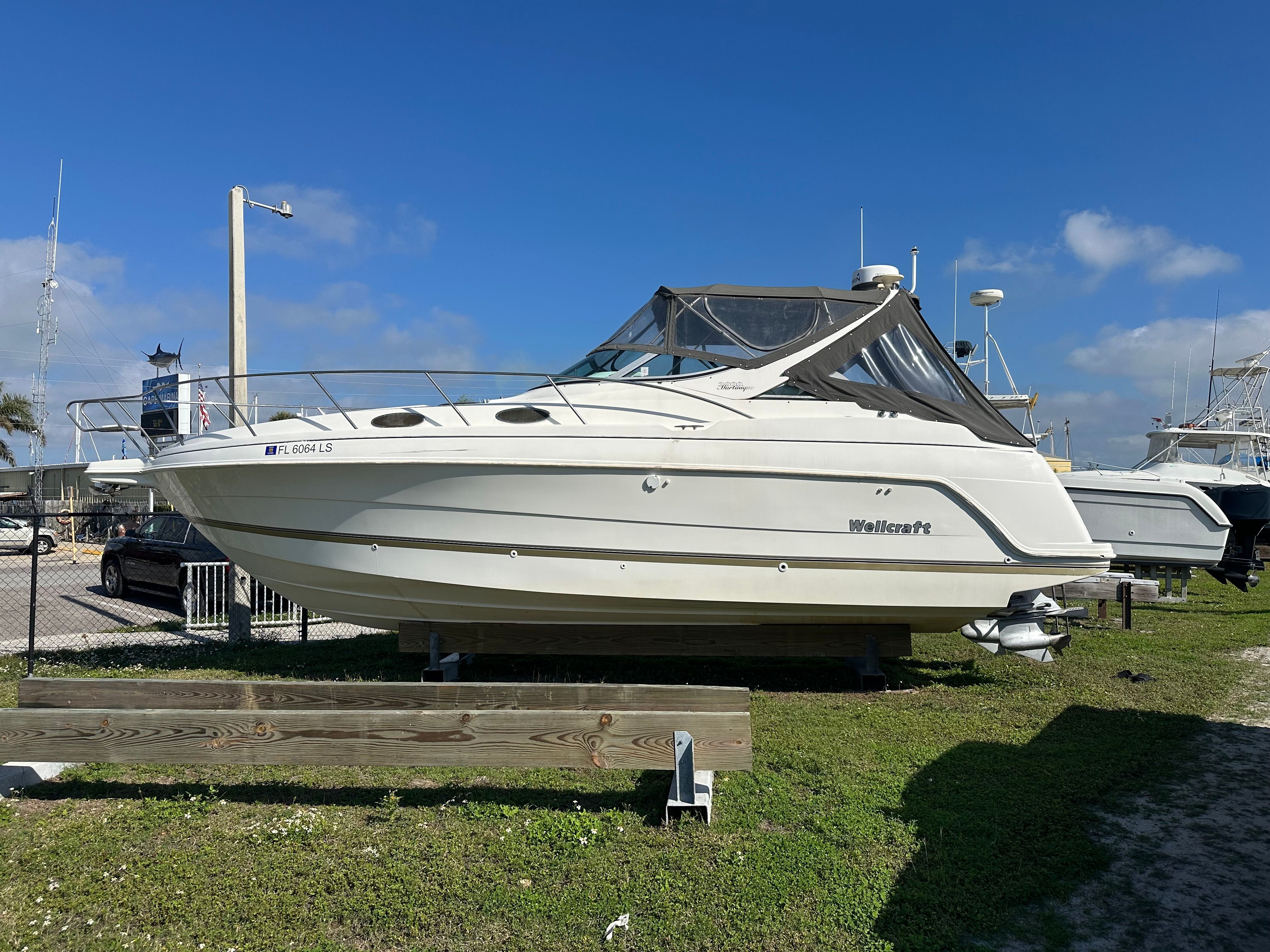 1999 Wellcraft 3000 Matrinique boat displayed on grass.